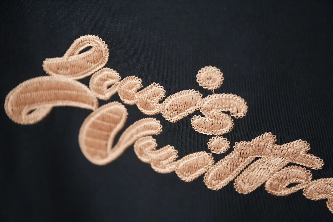 🅿️180 Louis LV 25ss new early spring short-sleeved LV letter logo embroidered short-sleeved light luxury essential item for daily commuting for men and women Correct version Welcome to compare Detailed features · Gold thread embroidery chapter technology is combined, interweaving metal threads with other silk threads · Double-needle stitching cross-stitch technology · Original main mark washed tag brand moisture-proof paper packaging Color: black/white Size: S/M/L/XL